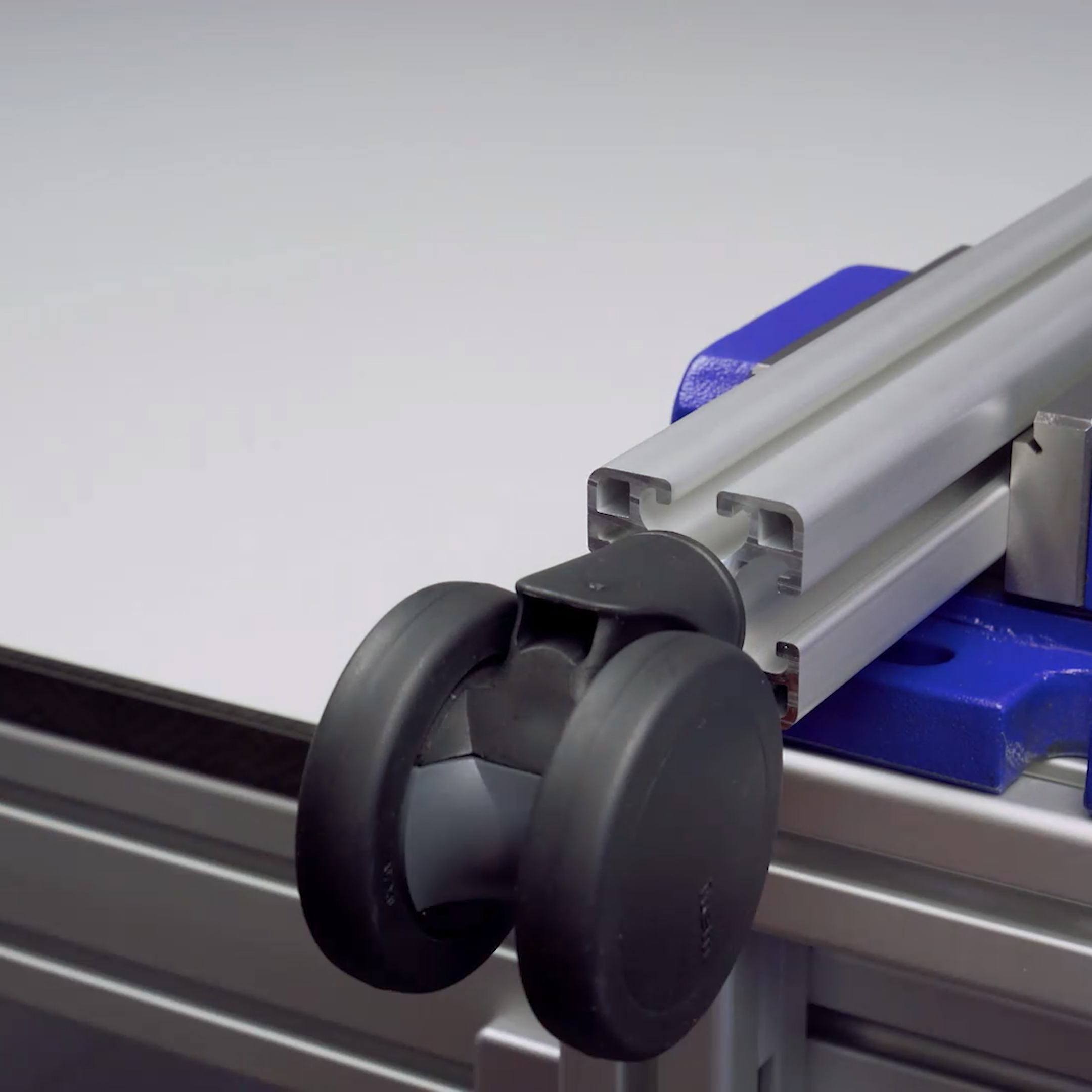 Open 7222EN - Installing the Castor D65 swivel on the end face of Profile 8